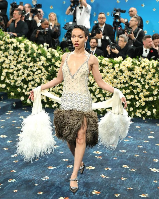 웨일즈 보너의 의상을 입고 맷 갈라의 레드카펫에 선 FKA 트윅스. @walesbonner