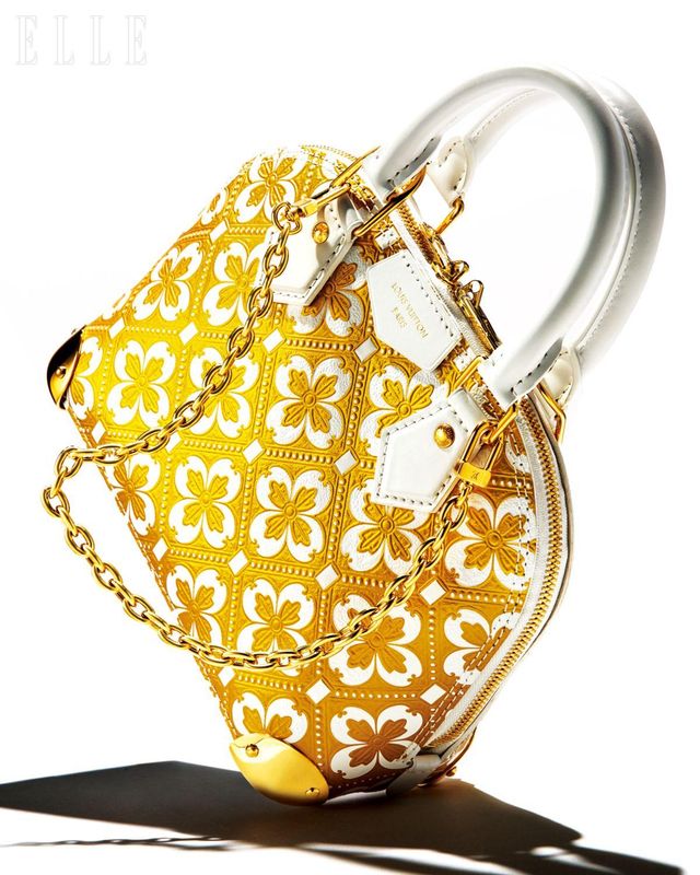 황금빛 엠보싱과 메탈 디테일로 완성한 알마 백은 가격 미정, Louis Vuitton. 