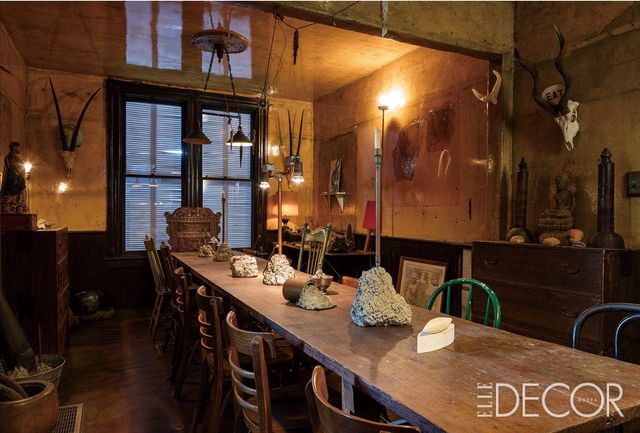다이닝 룸은 아프리카 사파리 가이드 시절에 수집한 동물 뼈와 뿔, 민속 오브제 등으로 채워진 작가의 사적인 분더캄머다. 
