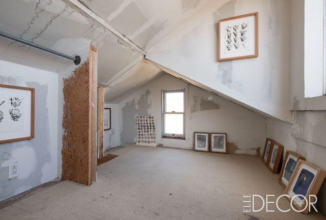 2층 복도 뒷벽에 데이비드 아일랜드가 직접 고정한 좁은 나무 사다리를 올라야 닿을 수 있는 다락방.