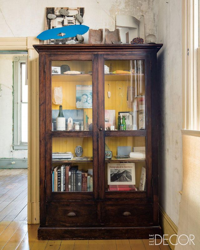 데이비드 아일랜드는 자신의 작품과 큐레이션한 수집품으로 게스트 룸을 꾸며 손님들이 자신만의 시선으로 공간을 느끼고 해석하며 머물 수 있도록 했다.