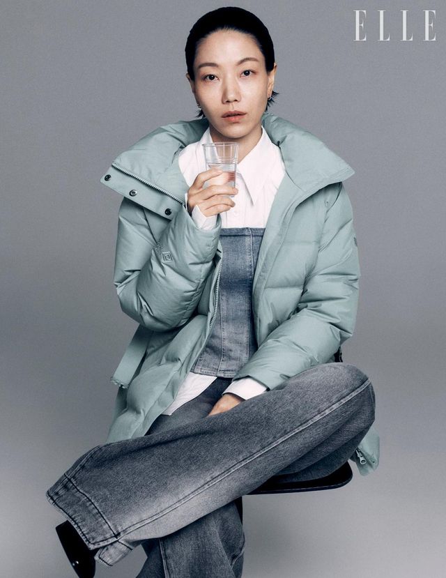 쿠치 미드 다운재킷은 Kolon Sport. 셔츠는 H&M. 데님 팬츠는 YCH. 앵클부츠는 H&M. 이어링은 Verte. 데님 뷔스티에는 에디터 소장품.