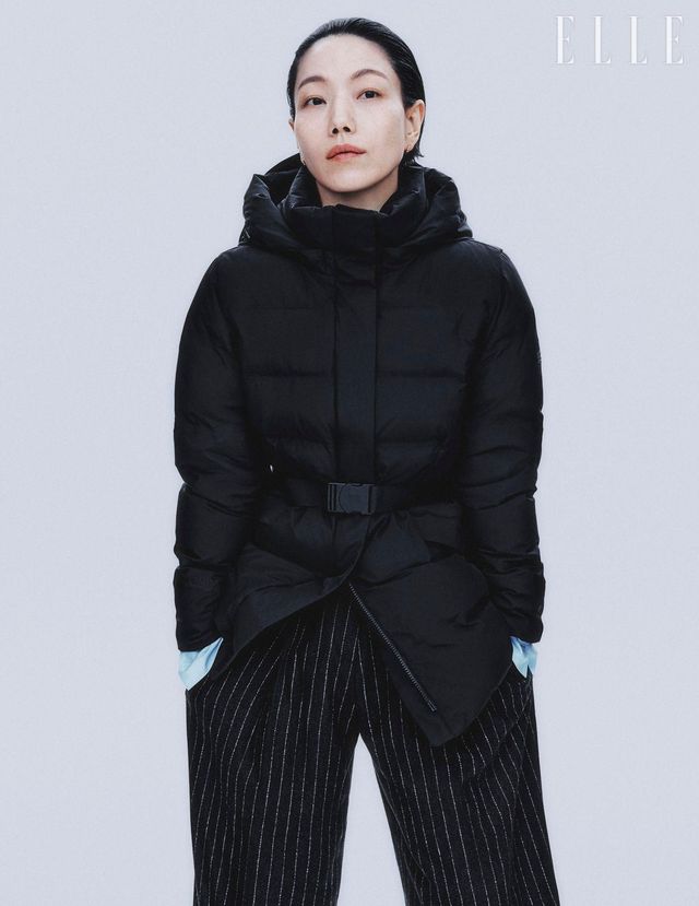 쿠치 미드 다운재킷은 Kolon Sport. 이어링은 Verte. 셔츠와 스트라이프 팬츠는 에디터 소장품.