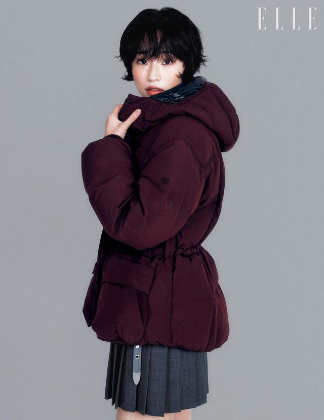 뉴 볼륨 미드 다운재킷은 Kolon Sport. 플리츠 미니스커트와 벨트는 스타일리스트 소장품.