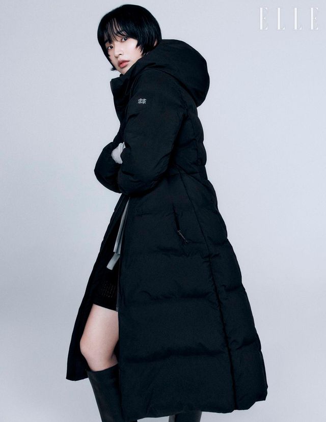 쿠치 롱 다운재킷은 Kolon Sport. 롱 슬리브 티셔츠와 허리에 묶은 톱, 바이커 팬츠, 부츠는 모두 스타일리스트 소장품.