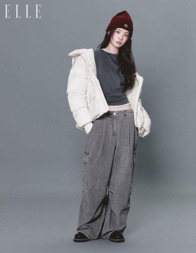 뉴 볼륨 미드 다운재킷과 니트 비니, 하이킹 슈즈는 모두 Kolon Sport. 레이어링한 티셔츠는 모두 Gabriel Lee. 카고 팬츠는 에디터 소장품.