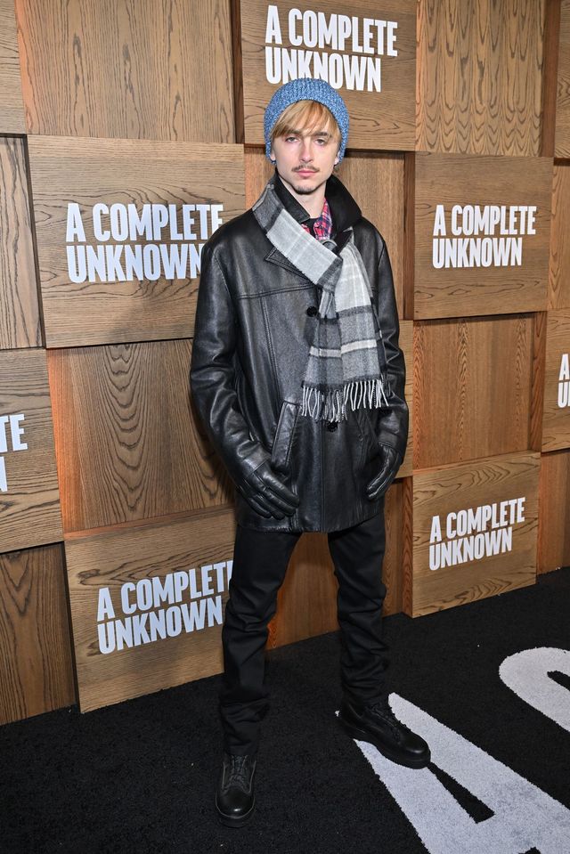뉴욕에서 열린 영화 〈어 컴플리트 언노운〉 시사회에서 밥 딜런의 아이코닉 룩을 재해석한 티모시 샬라메