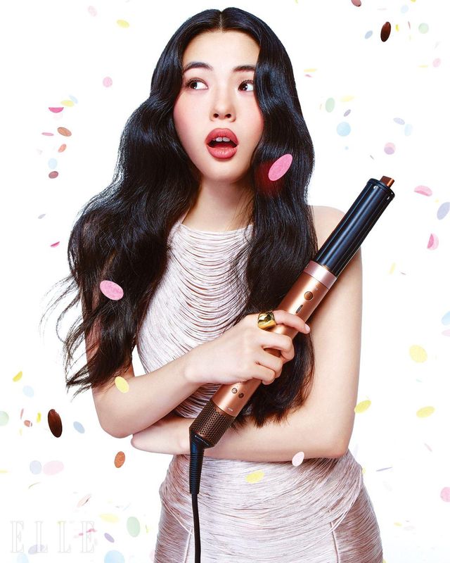 프린지 디테일의 톱과 스커트는 모두 Zara. 골드 링은 Cos.