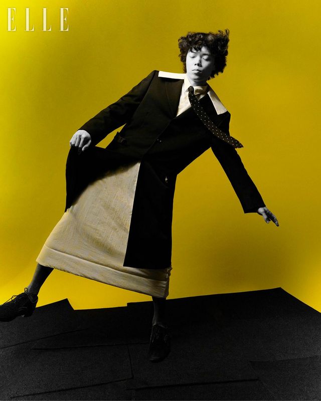 셔츠와 재킷, 스커트는 모두 COMME DES GARCONS. 슈즈는 스타일리스트 소장품.