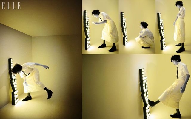 셔츠와 스커트는 모두 COMME DES GARCONS. 넥타이와 슈즈는 스타일리스트 소장품.