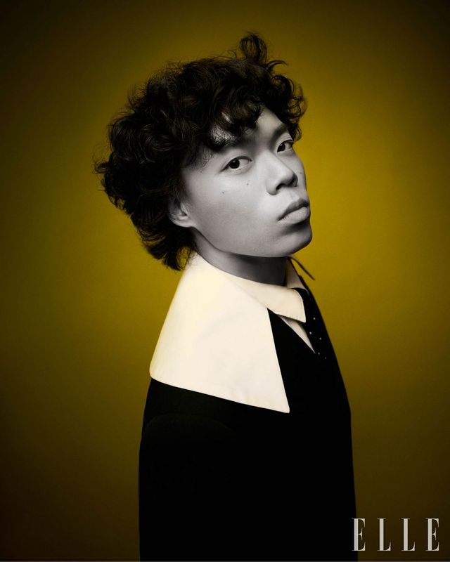 화이트 카라 장식의 재킷은 COMME DES GARCONS.