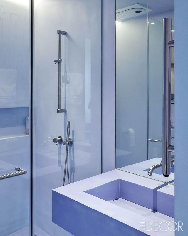 아이들의 방마다 개별 화장실을 구성해 프라이버시를 높였다. 고등학생 아들의 욕실은 블루 톤의 마이크로 시멘트로 마감했다.