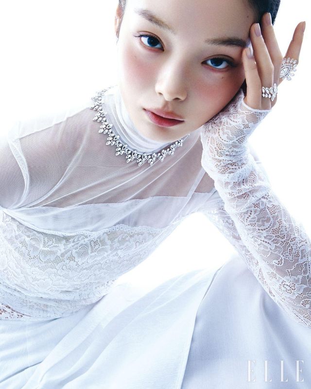 시스루 톱은 가격 미정, Blumarine, 스커트는 14만8천원, Gayeon Lee. 