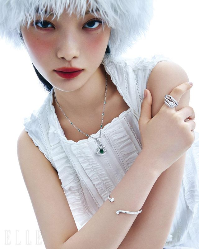 슬리브리스 톱은 가격 미정, Shushu/Tong. 퍼 베레는 가격 미정, Loro Piana.