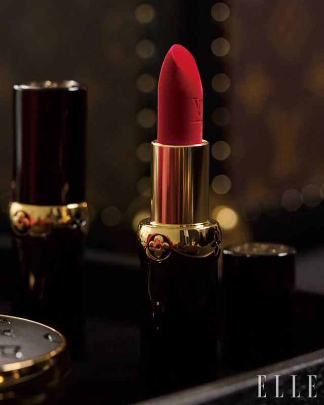 루이 비통의 선구적 비전과 독보적 장인 정신이 완벽히 구현된 LV 루즈 매트 립스틱. 