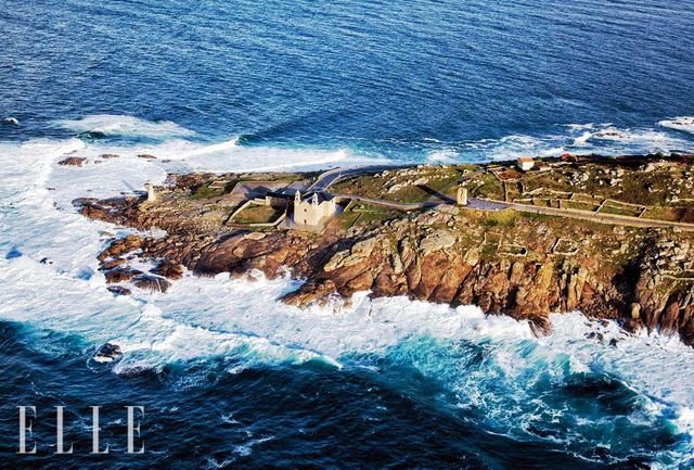 ‘세상의 끝'이라 불리는 피스테라의 바다. 순례길의 공식 종착지는 산티아고 대성당이지만, 많은 순례자가 전통에 따라 대서양 끝자락인 피스테라까지 여정을 이어간다.