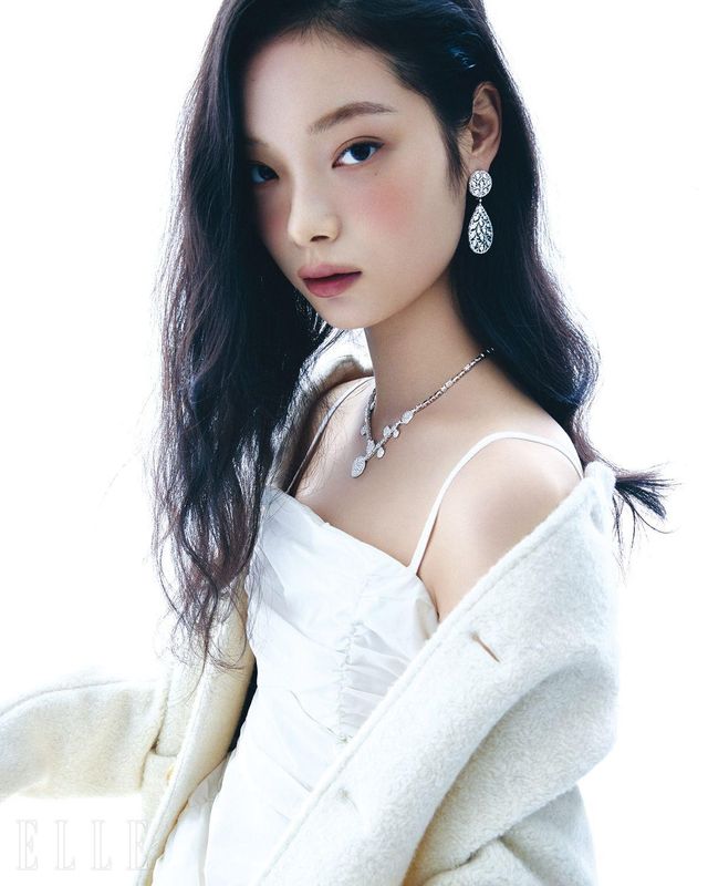 재킷은 가격 미정, Loro Piana. 슬리브리스 뷔스티에는 33만5천원, Recto.