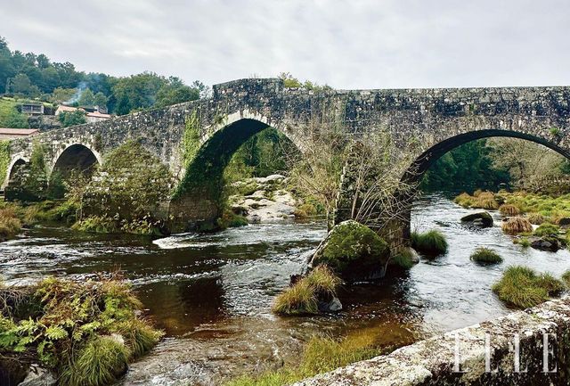 중세시대에 지어진 아치형 석교, 폰테마세이라. 