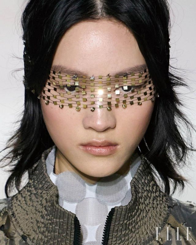  2024 F/W 런웨이에 오른 모델 클로이의 주얼 페이스. 