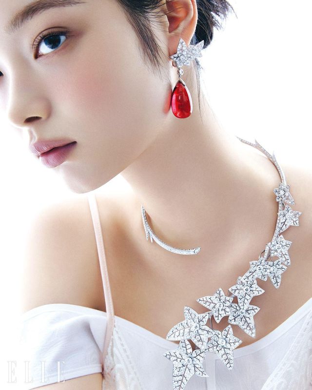 슬립 드레스는 16만8천원, Dew E Dew E. 레이어드한 이너 드레스는 가격 미정, Gayeon Lee.