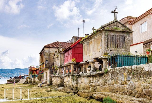 폰테베드라 근교의 작은 해안 마을 콤바로(Combarro). 돌로 만든 곡물 저장고가 줄지어 선 모습을 볼 수 있다.