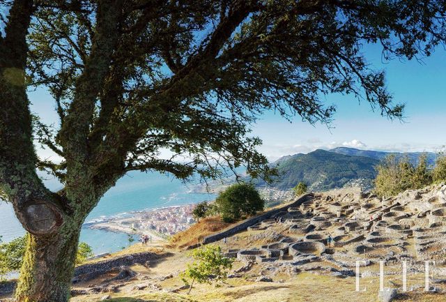 몬테 산타 트레가 산 위에 늘어선 옛 켈트족의 석축 움막. 