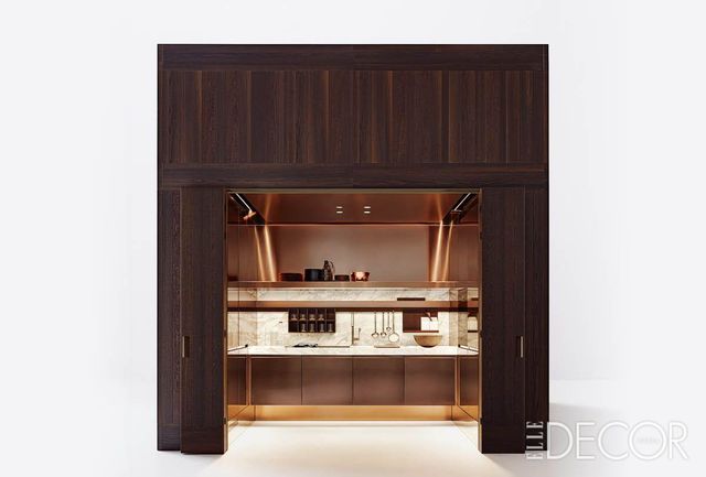 문을 닫으면 벽면이나 수납장처럼 보이지만, 문을 열면 내부에 숨겨진 주방 공간이 나타나는 시스템이 적용된 모델 ‘컨비비움(Convivium)’. 