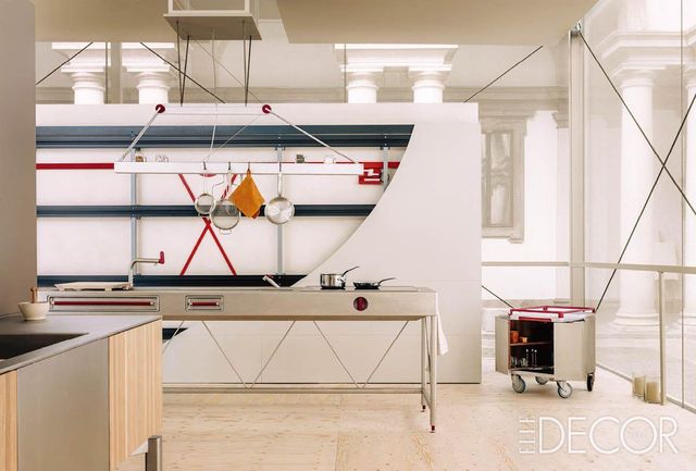 수평적 사고에 기반한 불탑의 94 라인 시스템. 인덕션과 조리대, 싱크 등 하나의 워크 벤치에서 통합적인 솔루션을 제안한다.