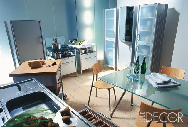 1997년에 선보인 시스템 20은 자유롭게 조합할 수 있는 모듈형 시스템으로, 변화하는 라이프스타일 속에서 유연성과 지속성을 추구하는 현대인의 요구에 부응한다. 