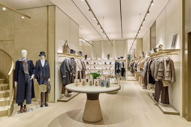 여성 컬렉션이 펼쳐지는 2층. 