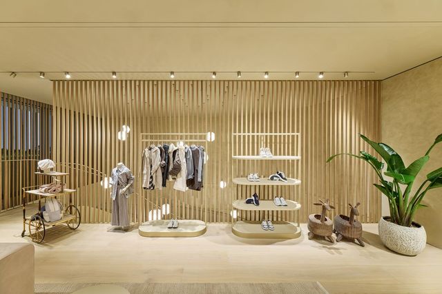 식물 요소와 어우러진 스토어.