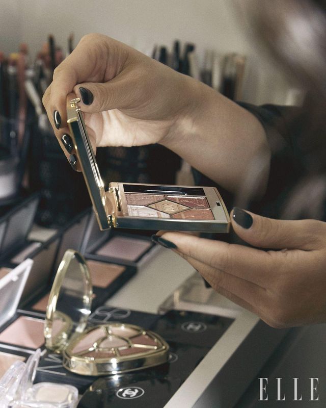  손에 들고 있는 제품은 2025 홀리데이 메이크업 컬렉션 디올쇼 5 꿀뢰르, 636 파이어리 서커스, 10만6천원대, Dior Beauty. 