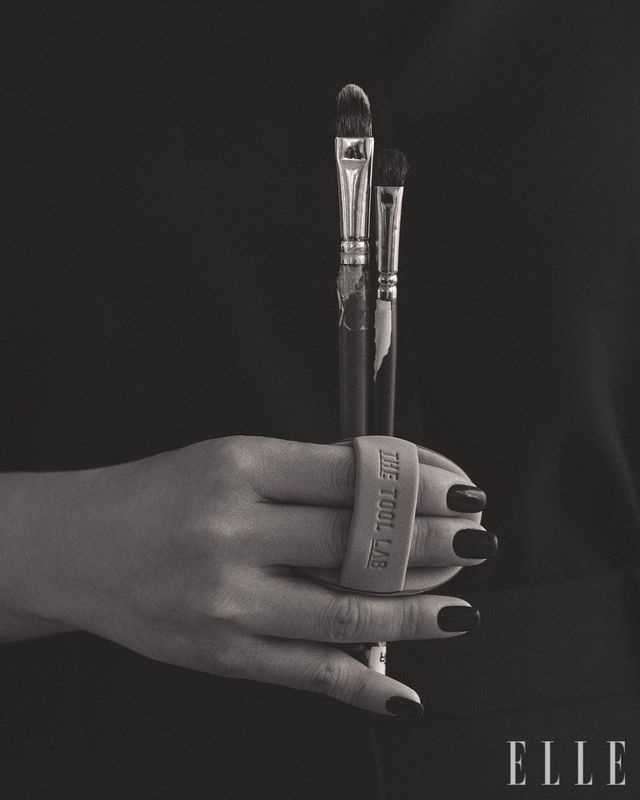 박선미 원장과 커리어 초반부터 함께한 피카소 아이 브러시와 ‘최애’ 퍼프. 퍼프는 롱래스팅 촉촉 텐션 퍼프, 2ea 2만원, The Tool Lab. 