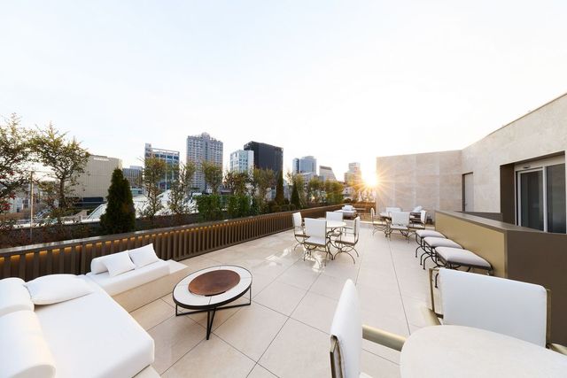 도심을 조망하는 루프탑 전경.