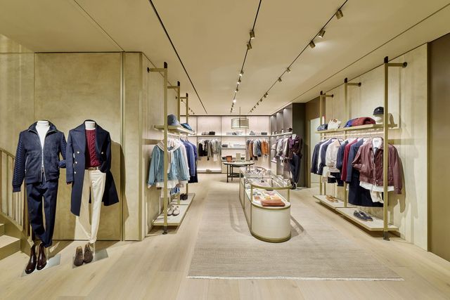 남성 컬렉션을 중심으로 한 3층 공간.