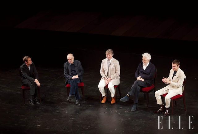 감독, 음악가, 배우가 함께한 프레스 컨퍼런스 현장. 