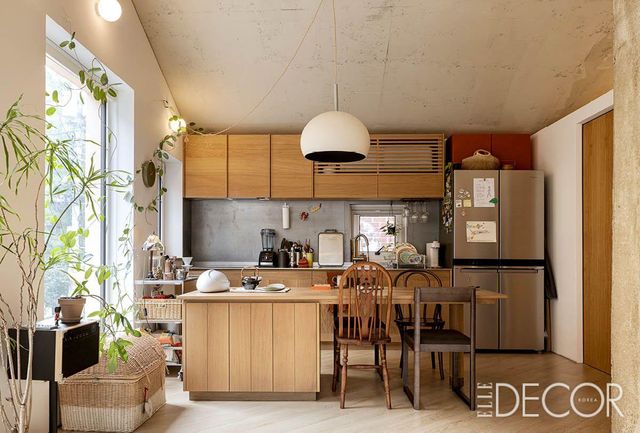 디비디비스튜디오에서 제작한 주방가구를 두었다. 우드 소재의 상하부장 사이 강철 소재의 벽면을 제작해 실용적이면서 포인트가 되어준다.. 의자는 유지민 씨가 수집한 빈티지 제품