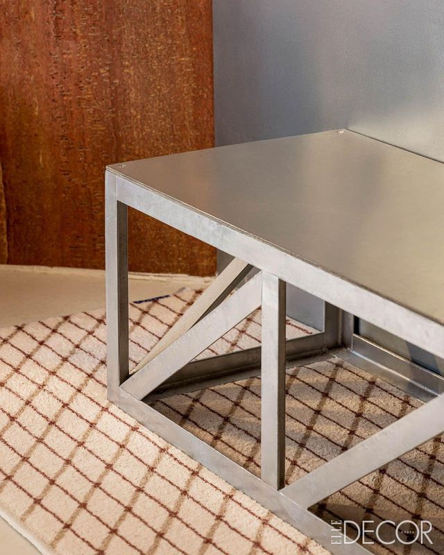 높은 개방감을 갖기 위해 바닥을 낮게 설계한 서재. 아이가 자주 드나드는 공간이라 적당한 높이의 발받침 가구를 두었다. 