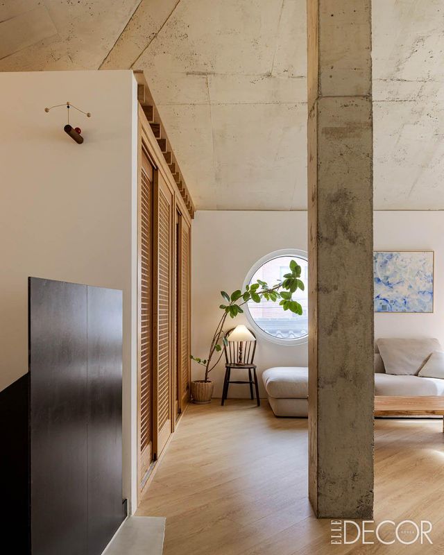 경사지붕이 그대로 드러난 높은 천장과 우뚝선 기둥. 마치 거대한 텐트를 친것 마냥 가족 모두를 하나의 공간안에서 친밀감을 높인다.