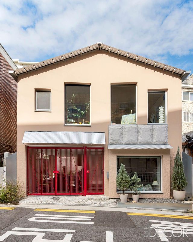 한옥과 붉은 벽돌의 다가구 주택으로 이뤄진 서촌 골목길. 그 사이에 들어선 청운동 캐빈은 동네의 질서를 따르면서도 단단한 존재감을 드러낸다. 