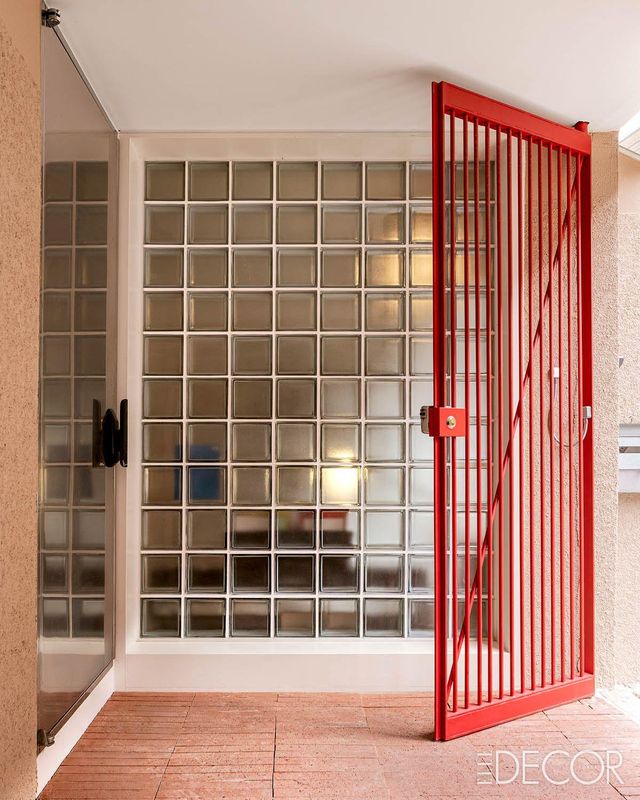 다갈색 벽돌, 유리블록, 스테인리스 스틸로 제작한 문 등 다양한 재료가 이채로운 조화를 보여준다.