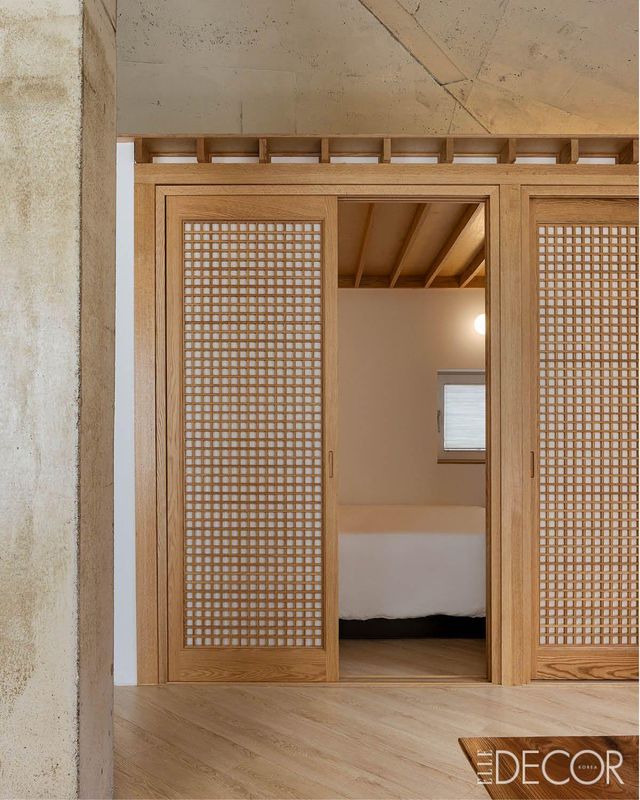 한옥의 장지문, 서까래, 처마 등을 현대적으로 차용한 부부의 침실.