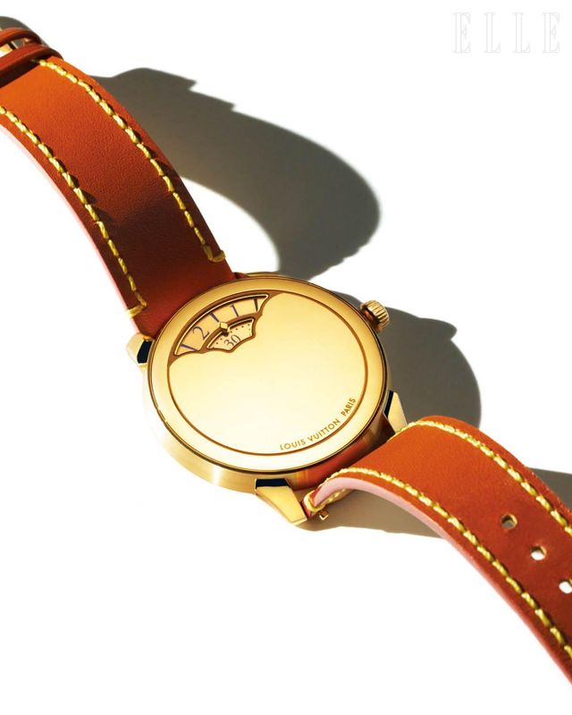 조각형 표시 창이 현대 감성을 선사하는 땅부르 컨버전스 워치는 6천40만원, Louis Vuitton.