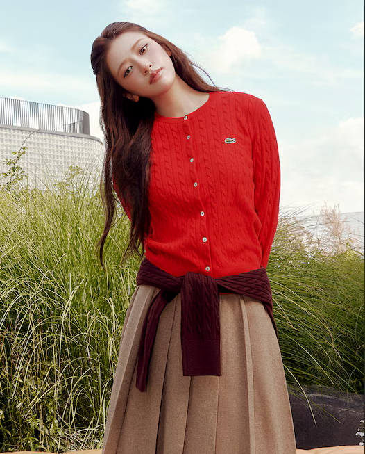 베이직 디자인의 케이블 니트를 활용하여 참고하기 좋은 안유진의 스타일링