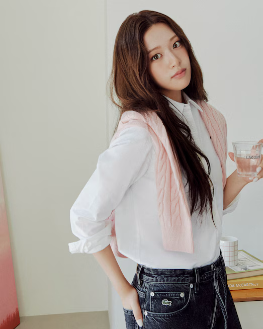 베이직 디자인의 케이블 니트를 활용하여 참고하기 좋은 안유진의 스타일링