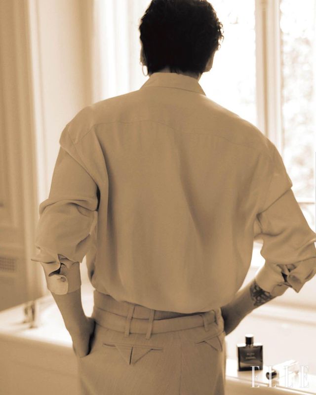 정국의 시선을 사로잡은 샤넬의 향수. 뉴칼레도니아산 샌들우드의 깊은 우디 향이 진취적인 남성의 이미지를 정의하는 블루 드 샤넬 오 드 빠르펭, 100ml 21만1천원, 샤넬이 좋아했던 베이지 컬러에서 영감을 얻은 온화한 안식처 같은 향으로 자연스럽게 기품을 더해주는 레 젝스클루시프 드 샤넬 베쥬, 75ml 38만원, 모두 Chanel. 