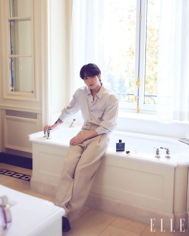 밝게 빛나는 라즈베리 노트를 시작으로 풍성한 플로럴 하트 노트를 느낄 수 있는 샹스 오 스플렌디드 오 드 빠르펭, 100ml 28만4천원, 앰버리한 시더와 베네수엘라 통카 빈이 뉴칼레도니아산 샌들우드의 깊은 향과 조화를 이루는 블루 드 샤넬 오 드 빠르펭, 100ml 21만1천원, 샤넬이 ‘편안한 휴식을 느낀다’고 말한 안식처 같은 샤넬의 컬러 ‘베이지’에서 영감을 얻어 꽃과 꿀의 이미지를 연상시키는 레 젝스클루시프 드 샤넬 베쥬, 75ml 38만원, 모두 Chanel.