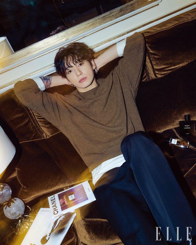 샤넬이 좋아했던 베이지 컬러에서 영감을 얻은 레 젝스클루시프 드 샤넬 베쥬, 75ml 38만원, 진취적으로 삶을 살아가는 남성을 위한 블루 드 샤넬 빠르펭, 100ml 25만2천원, 모두 Chanel. 