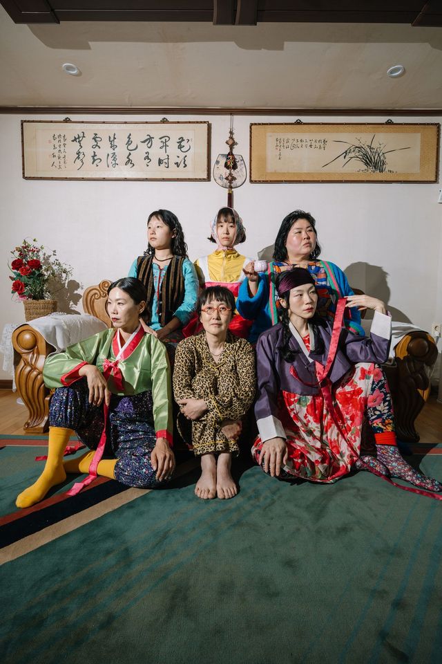 연극 〈히스테릭 앵자이어티 춤추는 할머니〉의 여성 배우들. 