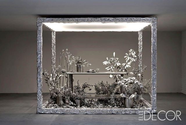 꽃꽂이의 순간성을 기념하다. 크로스비 스튜디오와 플로버가 윌리엄스버그에 제작한 설치미술 작품. 은색 캡슐에 창의적인 표현을 위한 임시 실험실이 열렸다.